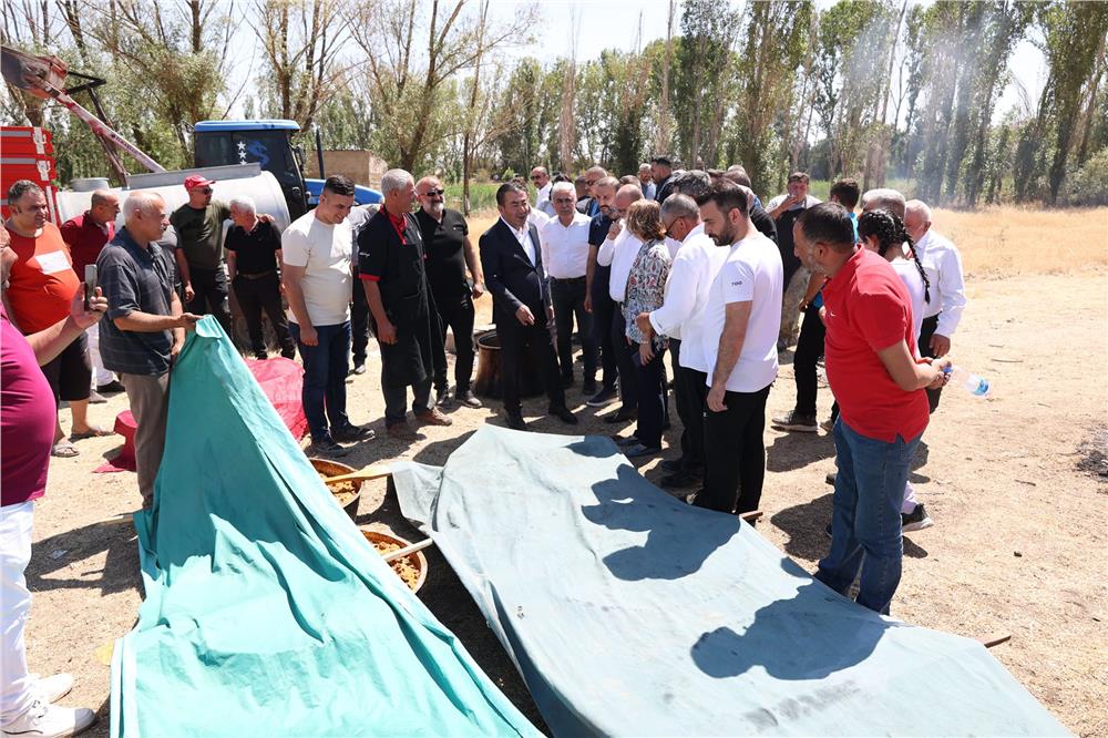 Bünyan Karahıdır'da pilav ve domates şenliği yapıldı