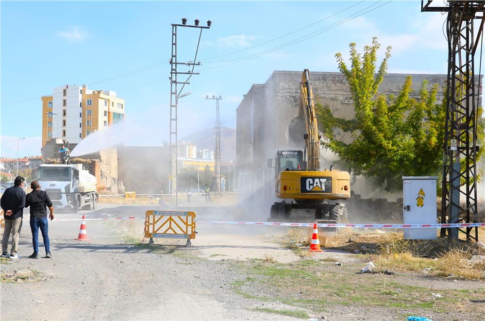 Melikgazi Belediyesi metruk binaları yıkıyor