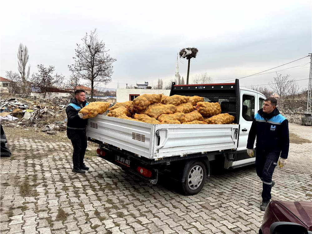 Hacılarlı vatandaşlara 100 ton patates dağıtıldı