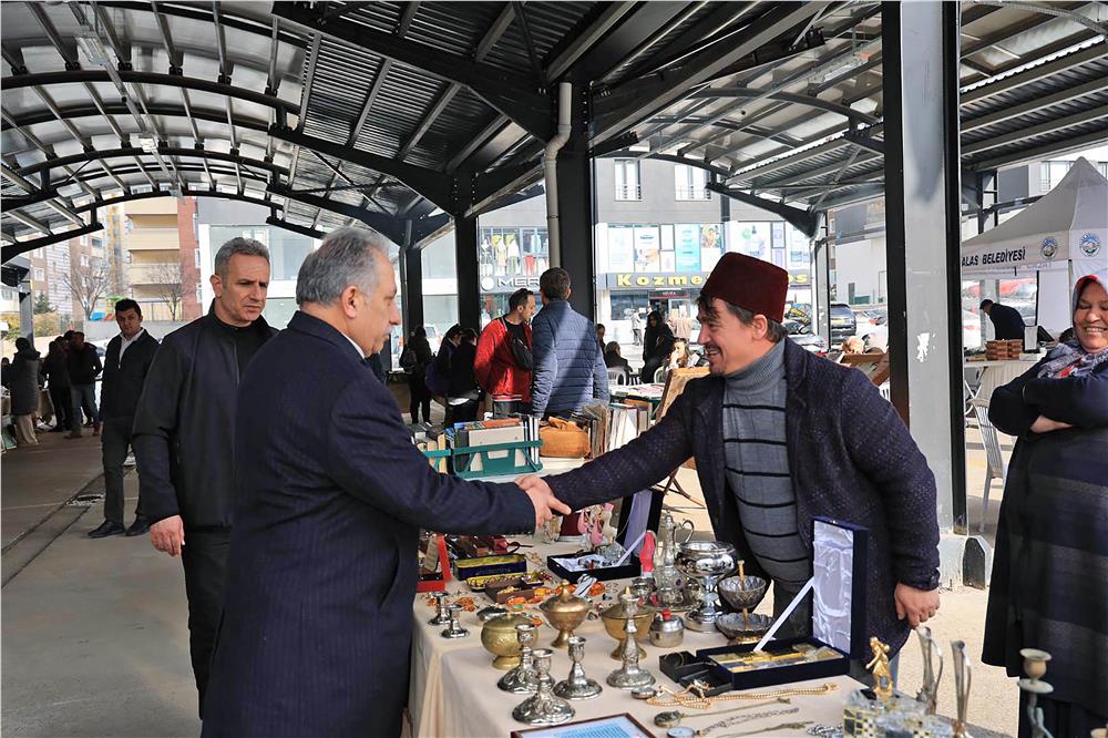 Talas Belediye Başkanı Yalçın, Antika Pazarı'nı turladı